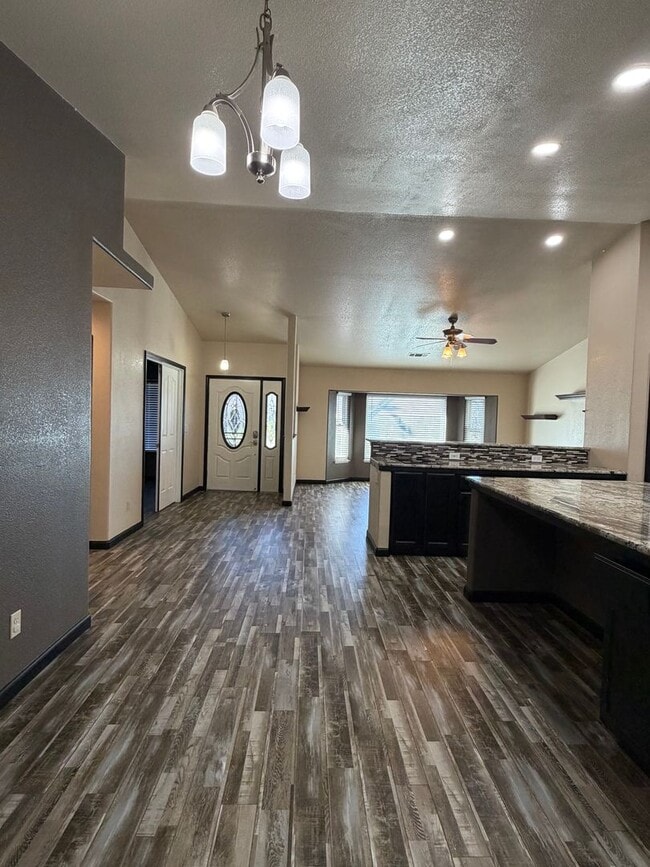 Building Photo - 4 Bedroom home in Ravenwood Estates