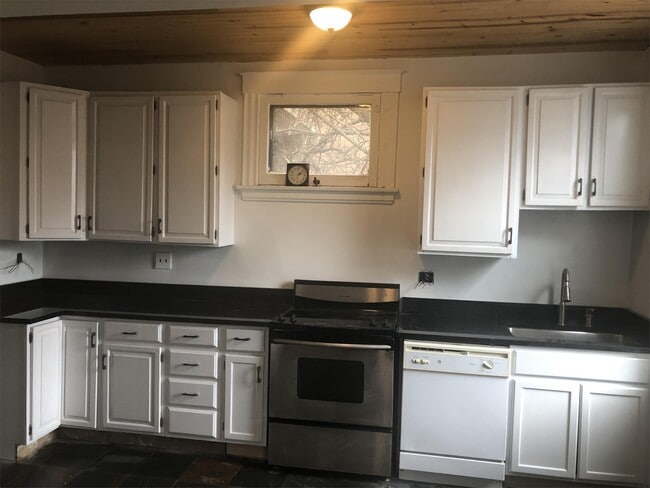 Building Photo - 2346 Ravine St