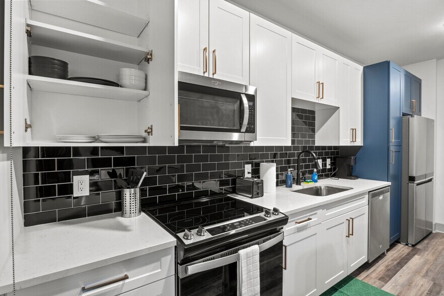 Building Photo - 2026 Clifton Ave