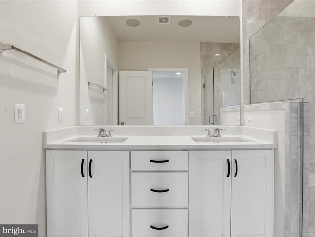 Building Photo - 20305 Savin Hill Dr