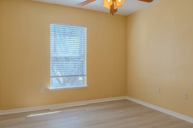 Building Photo - Spacious 4-Bed Groveland Home with Attached Garage, Central Air, and Private Patio