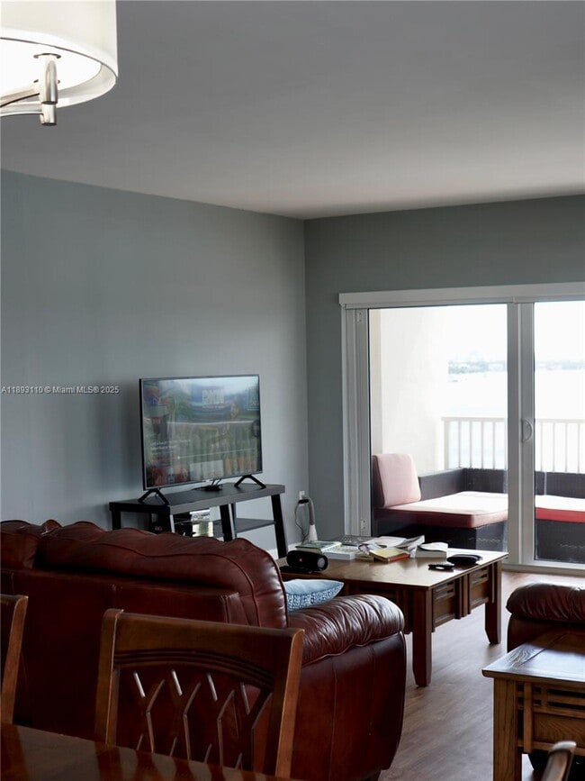 Building Photo - 300 Bayview Dr