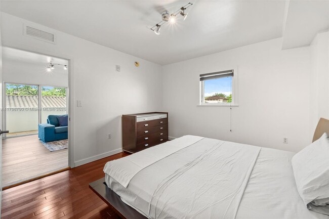 Building Photo - 2740 SW 28th Terrace