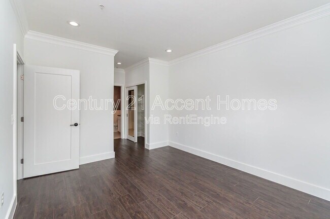 Building Photo - 4860 Eisenhower Ave