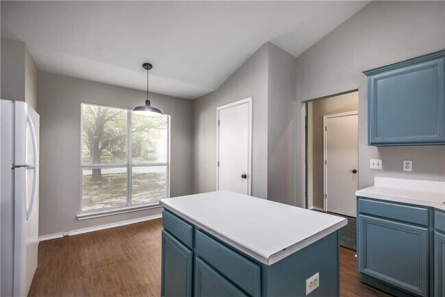 Building Photo - 3300 Reta Cove