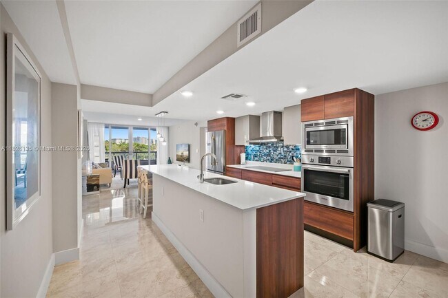 Building Photo - 9261 E Bay Harbor Dr