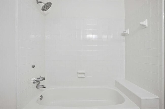 Building Photo - 2035 Powers Ferry Trce SE