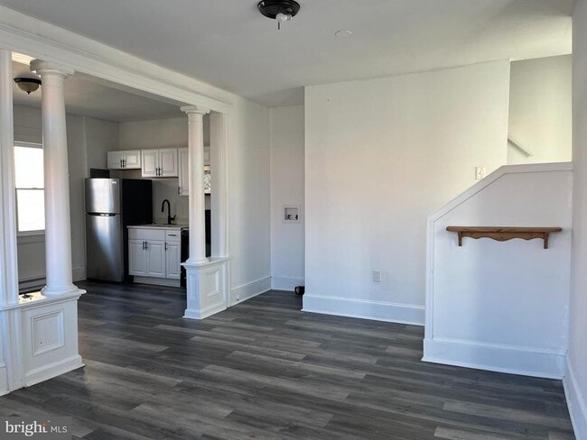 Primary Photo - 113 W John St