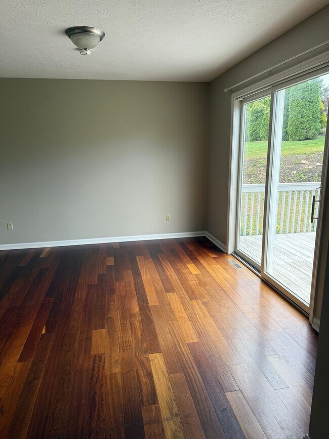 Building Photo - 1560 Buttercup Dr