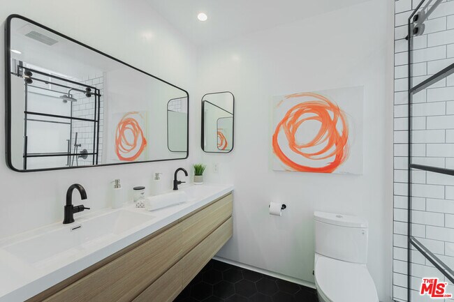 Building Photo - 825 Kings Rd