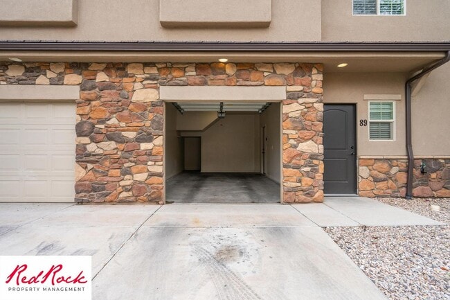 Building Photo - Cozy Townhome with Community Pool