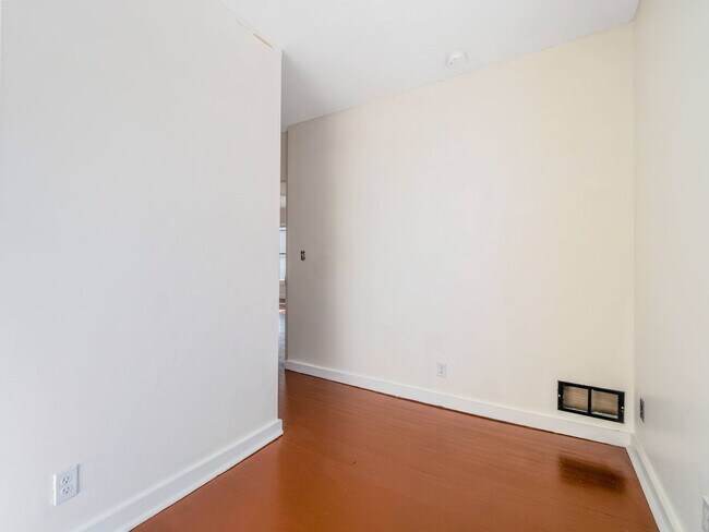 Building Photo - 937 Thomas Ave W