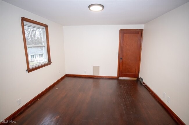 Building Photo - 483 Bank St