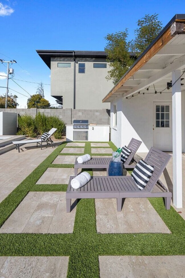 Building Photo - COMING SOON! Fully Furnished 3 Bedroom 3 Bathroom Home in Old Town Scottsdale