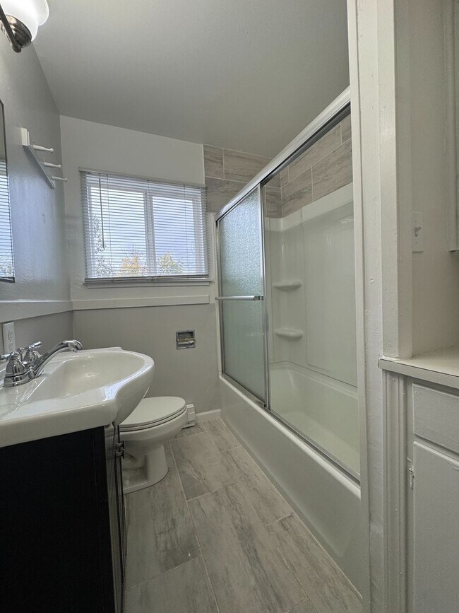 Building Photo - (UNM)  2 bed/1 bath Apartment