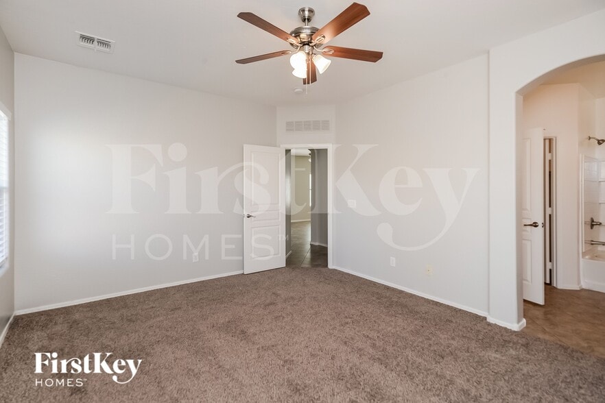 Building Photo - 1210 W Vineyard Plains Dr