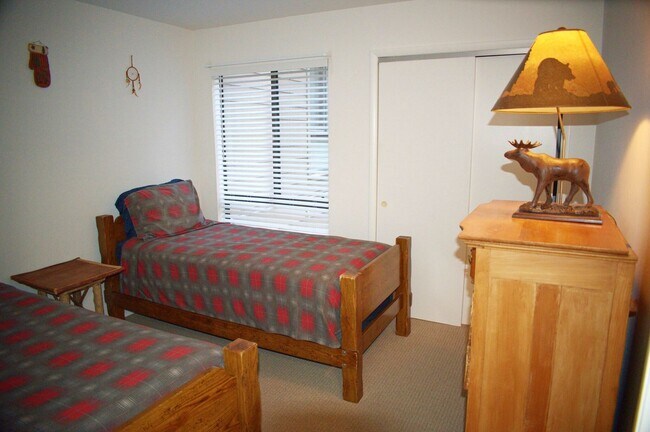 Building Photo - 3 Bedroom Condo w a Summer Pool - Blocks from Incline Beach!!