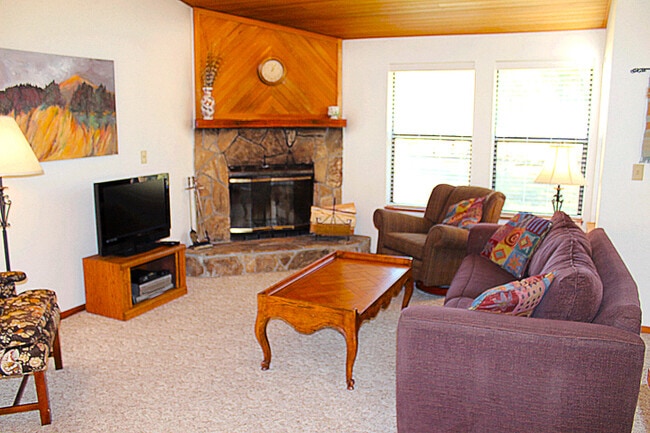 Building Photo - 36 Fairway Village Ln