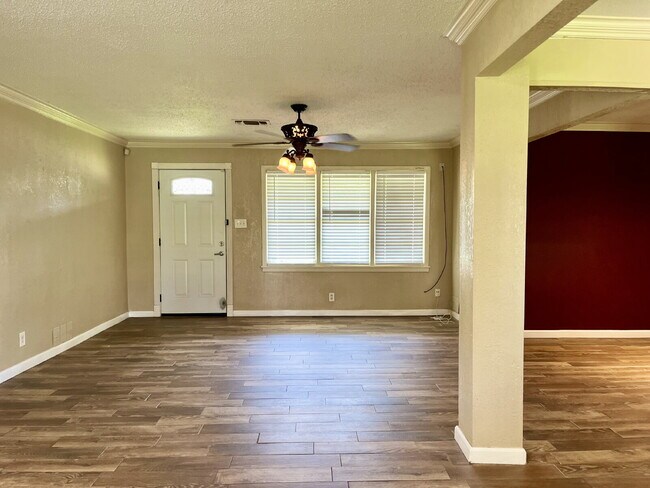 Building Photo - Spacious Four Bedroom!