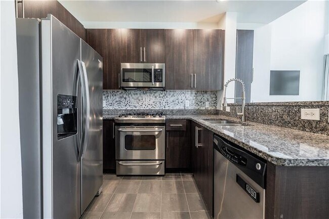 Building Photo - 1221 Caroline St NE