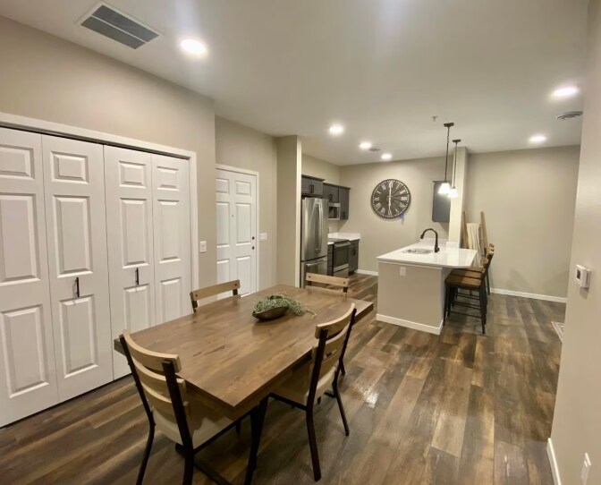 Building Photo - 608 Pine St