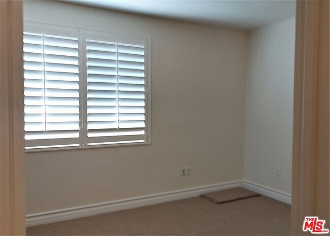 Building Photo - 1726 S Bentley Ave