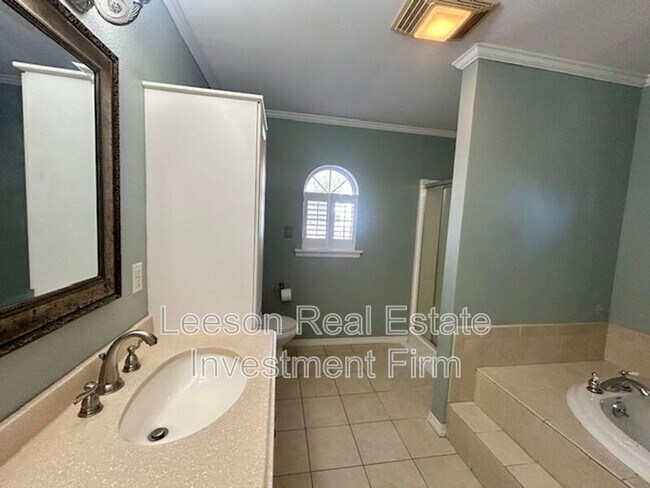 Building Photo - 3715 Greenway Pl