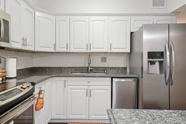 Building Photo - 175 E Delaware Pl