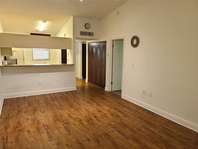 Building Photo - 9851 Nob Hill Ct
