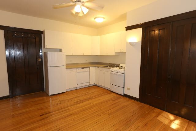 Building Photo - 821 W Waveland Ave