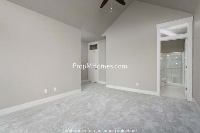 Building Photo - Stunning Craftsmanship In this Three Bedroom Townhome In Damascus!