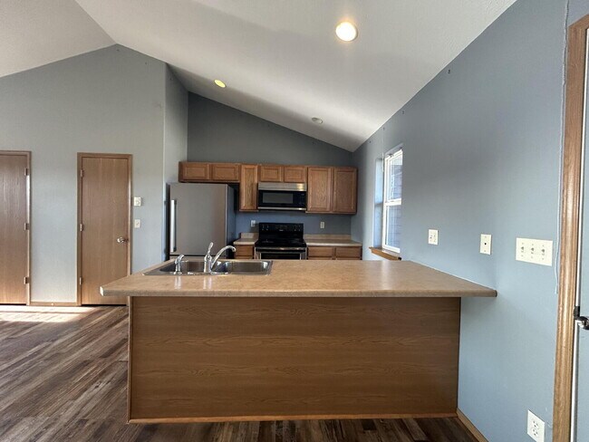 Building Photo - 2 Bed / 1 Bath Upstairs Condo with Garage. Convenient location. MOVE IN SPECIAL!