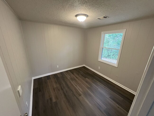 Building Photo - For Rent – Charming 3 Bedroom, 1 Bath Home