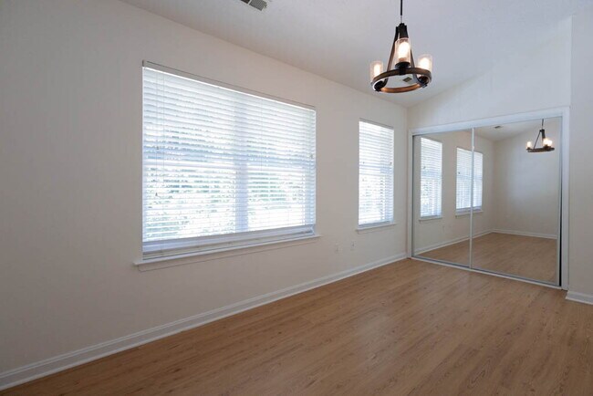 Building Photo - Lovely Townhome in Stone River