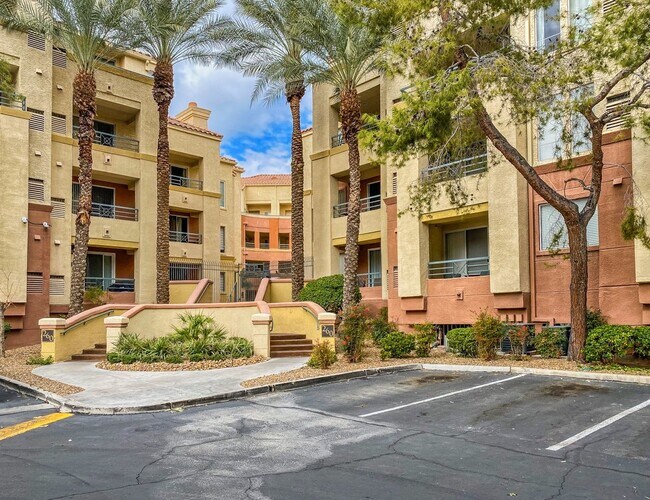 Building Photo - "Chic Las Vegas Condo Oasis: 1-Bedroom Gem with Granite Touch - 530 Sq Ft of Style!"