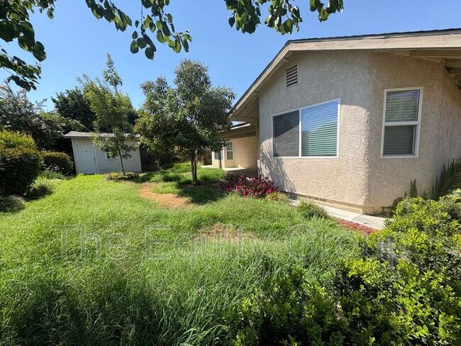 Building Photo - 3645 E Vista Dr
