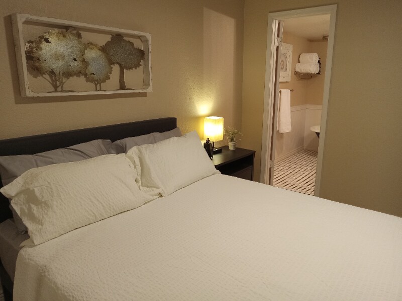 Building Photo - 909 N Matterhorn Rd