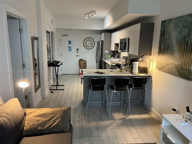 Building Photo - 321 NE 26th St