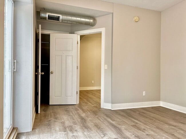 Building Photo - 933 E Front St