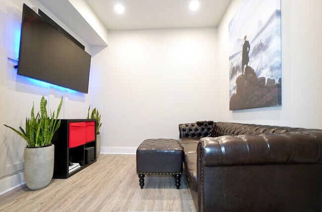 Building Photo - Two-Level 1BR w/ Den Next to Walter Reed a...