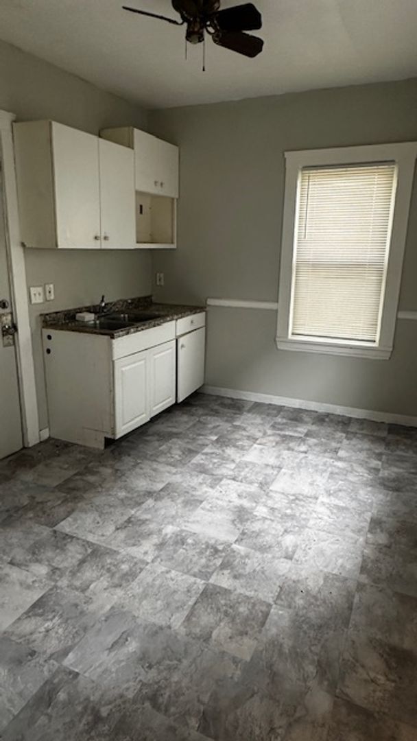 Building Photo - Nice Cozy downstairs unit