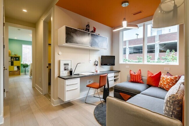 Building Photo - Old City Townhome with Parking