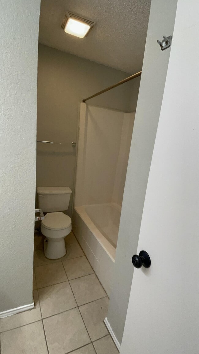 Building Photo - 921 NW Summercrest Blvd