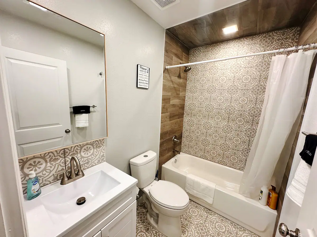 Full Bathroom - 3919 Monroe Ave