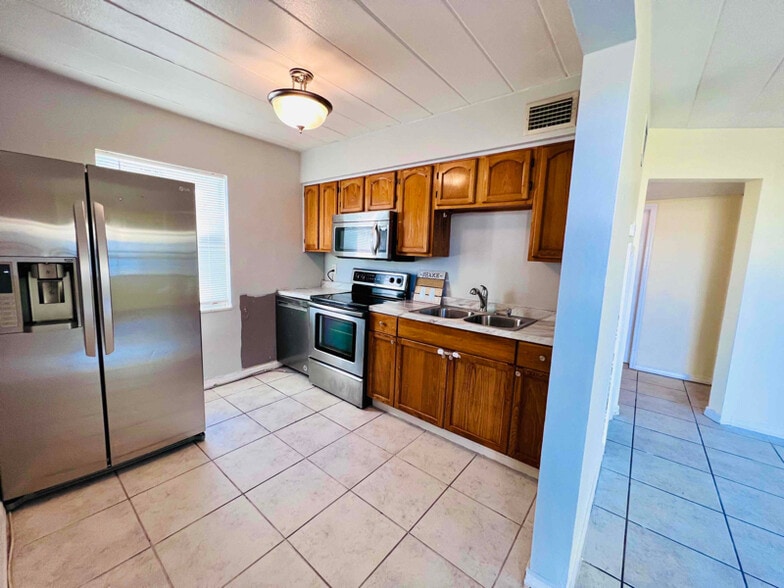 Building Photo - 6624 5th Ave N