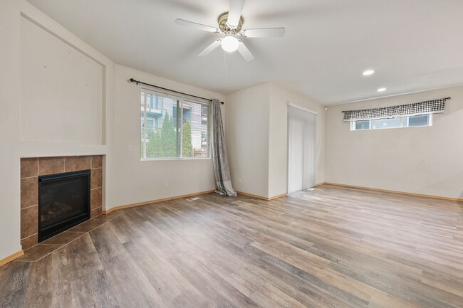 Building Photo - Move in special - same rate with lease to ...