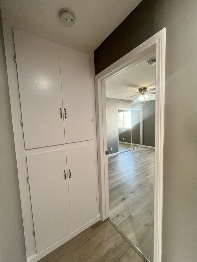 Building Photo - LARGE 2 BEDROOM 1 BATH UPSTAIRS UNIT WITH ...