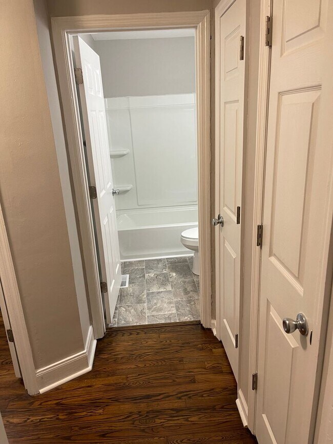 Building Photo - Renovated 2 bedroom home for rent Near Downtown Clarksville!