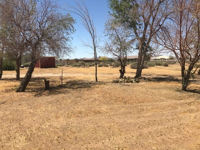 Building Photo - COUNTRY LIVING 2 BEDROOM HOME IN APPLE VALLEY