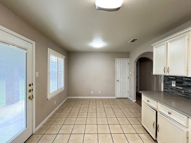 Building Photo - Available NOW  This home is centrally loca...